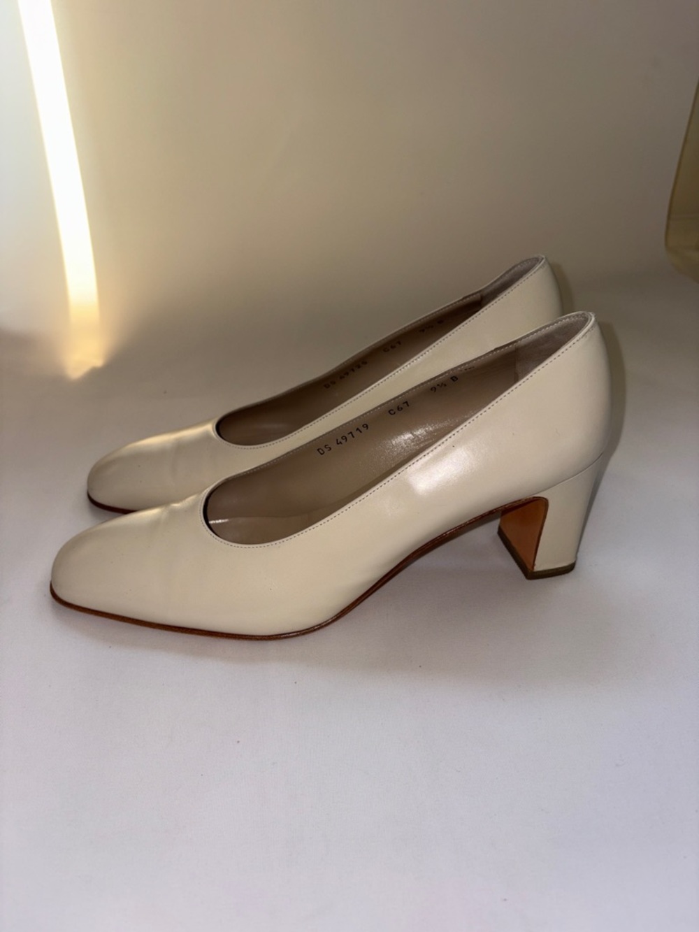 VINTAGE Salvatore Ferragamo Cream Leather Block Heel Pumps Size 9.5 - Picture 4 of 7